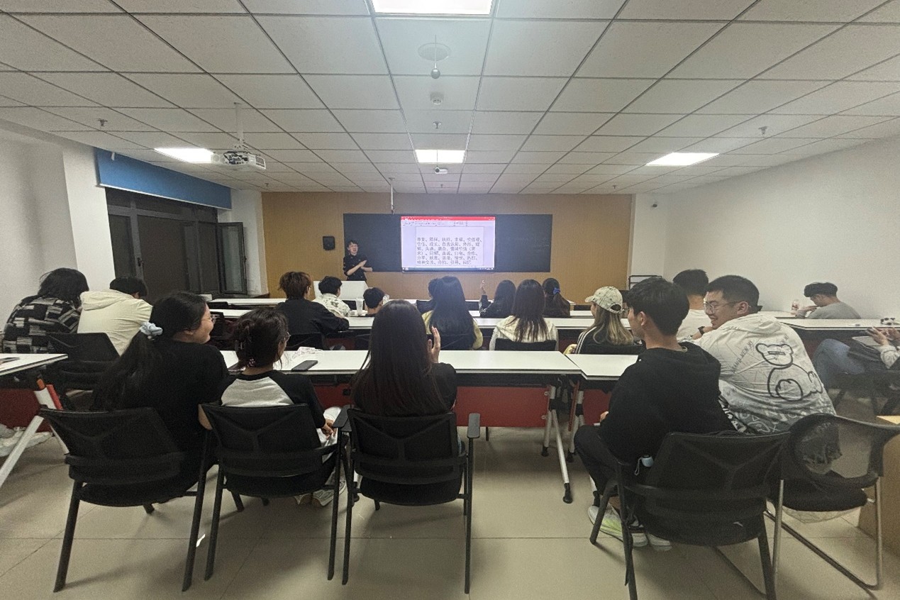 管理学院2023级四班联合举办 “走进心灵” 爱情心理专题讲座